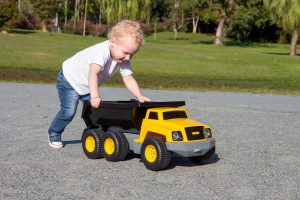 Menino com caminhão de brinquedo